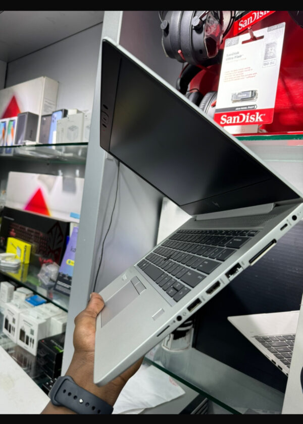 HP EliteBook 735 G6 – Lightweight, Powerful & Secure!